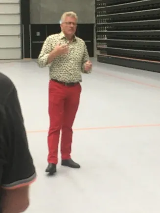 Carsten Larsen viser rundt på Royal Stage