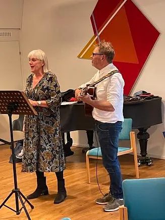 Lone Grundwald og Finn Christensen underholder. 